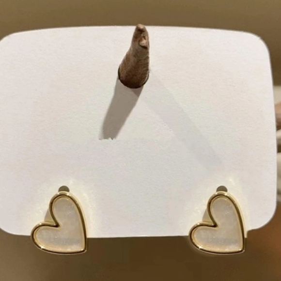 NWT White/Gold Heart Stud Earrings - Picture 2 of 3